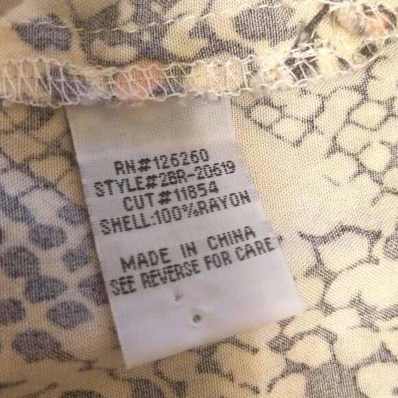 Velvet Heart rayon snakeskin print button up blouse, long sleeves, cream/black L - Picture 5 of 7